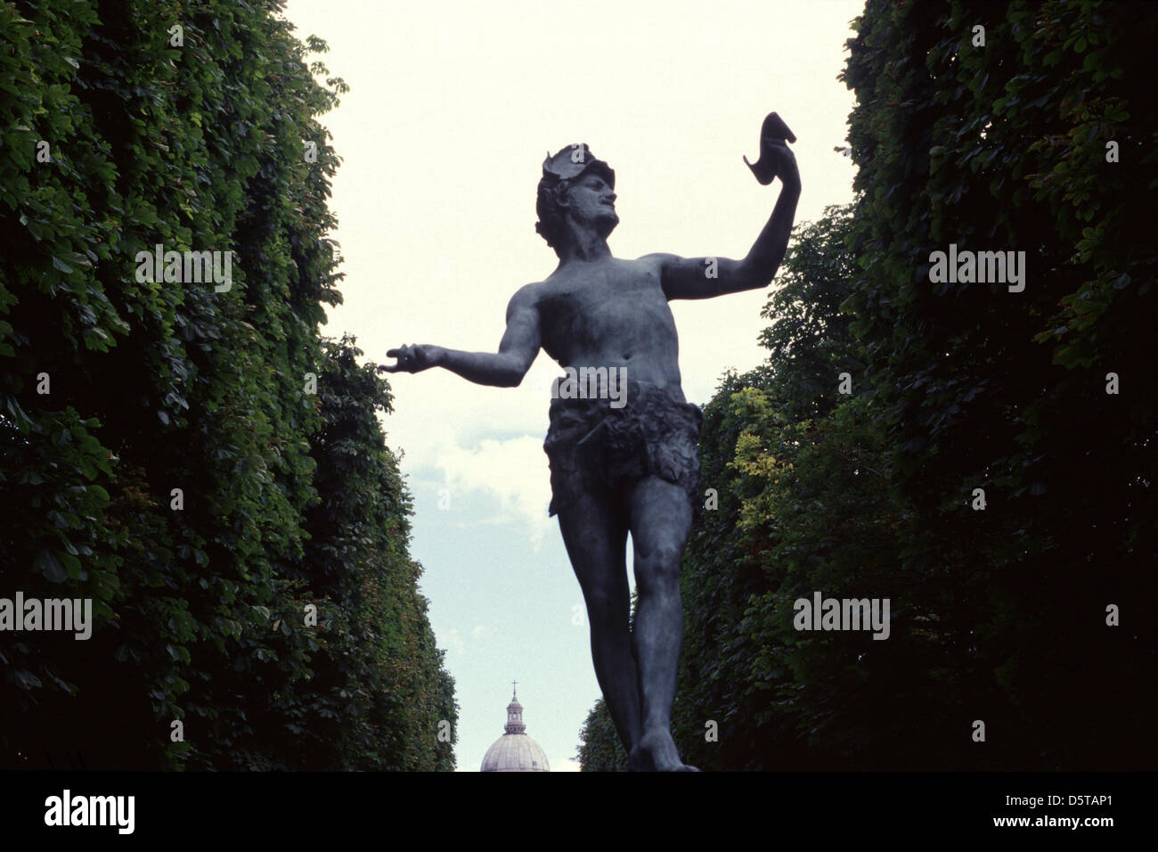 Statua 'L'acteur Grec' l'attore greco da Charles Arthur Bourgeois al Jardin du Luxembourg garden (familiare nickname Luco) nel 6 ° arrondissement di Parigi, Francia. Foto Stock