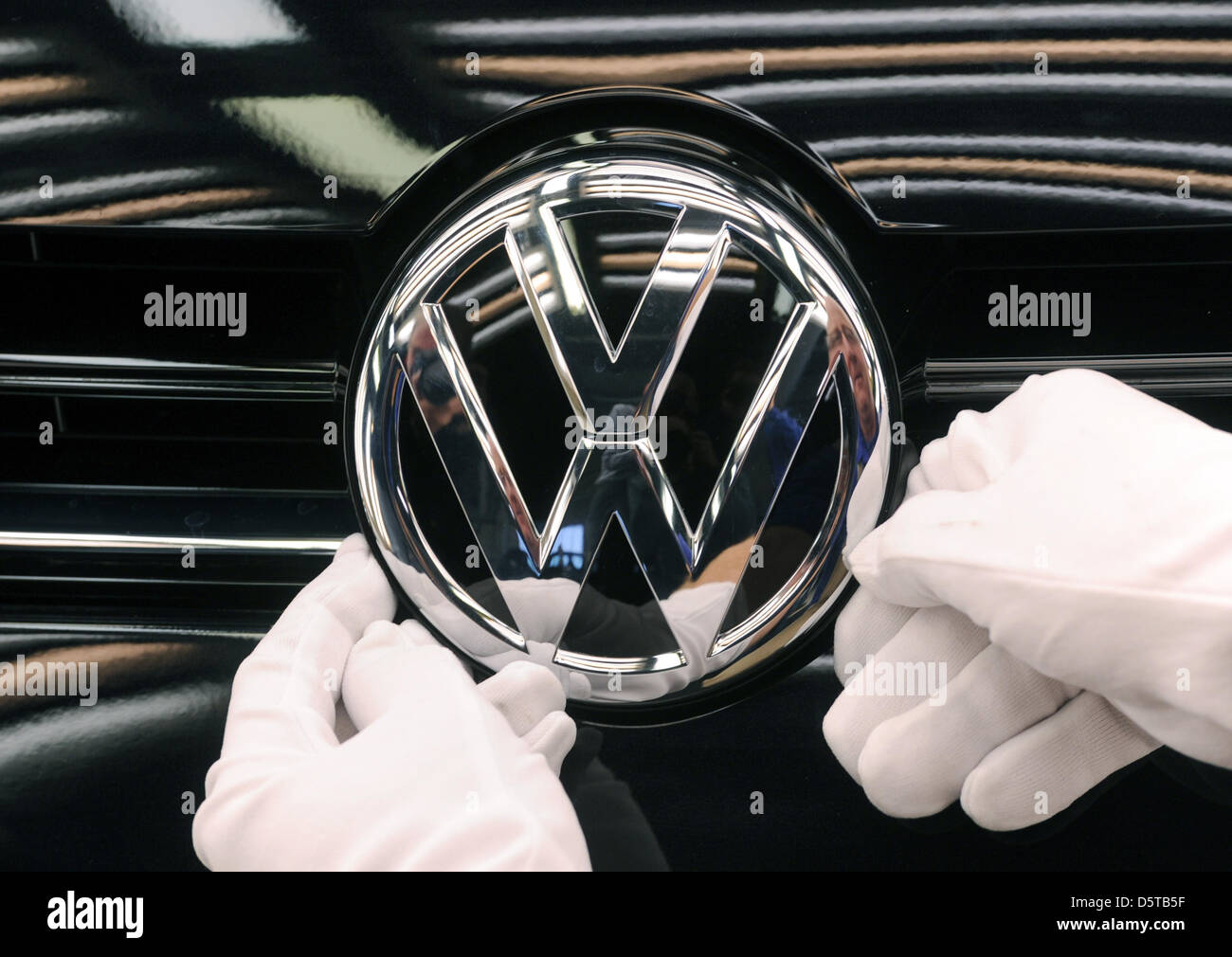 Il logo Volkswagen è allegata al nuovo Golf 7 in corrispondenza della  pianta di VW in Zwickau, Germania, 09 novembre 2012. Foto: Hendrik Schmidt  Foto stock - Alamy