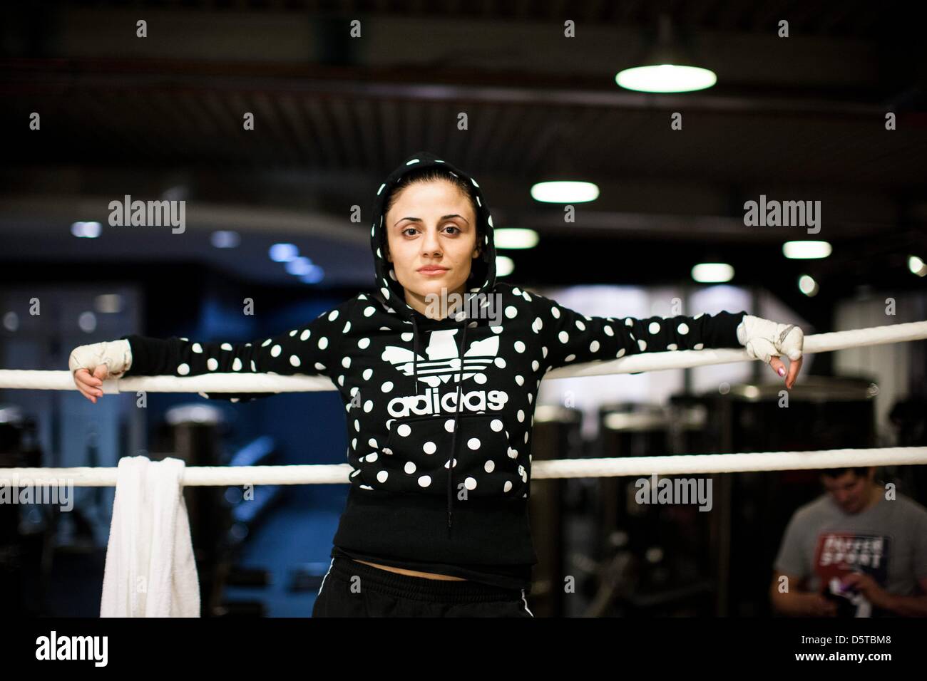 Boxer "Killer Queen' Susi Kentikian treni nella palestra di Sturm Box promozione a Colonia, Germania, 20 novembre 2012. Il primo di tre-tempo WBA pesi mosca il campione del mondo sarà lotta Moreno per la WBA campionato mondiale su 01 Dicembre 2012. Foto: ROLF VENNENBERND Foto Stock