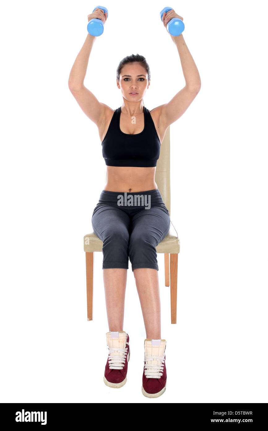 Determinato positivo fiducioso giovane donna di eseguire le estensioni  tricipiti esercizi seduti su una sedia isolata contro uno sfondo bianco con  spazio di copia Foto stock - Alamy
