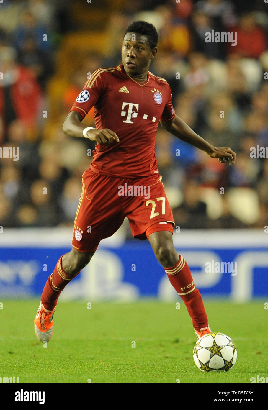 Monaco di Baviera David Alaba corre con la palla durante la Champions League Gruppo F partita di calcio tra Valencia CF e FC Bayern Monaco di Baviera al Camp de Mestalla di Valencia, Spagna, 20 novembre 2012. La partita si è conclusa 1-1. Foto: Andreas Gebert/dpa Foto Stock