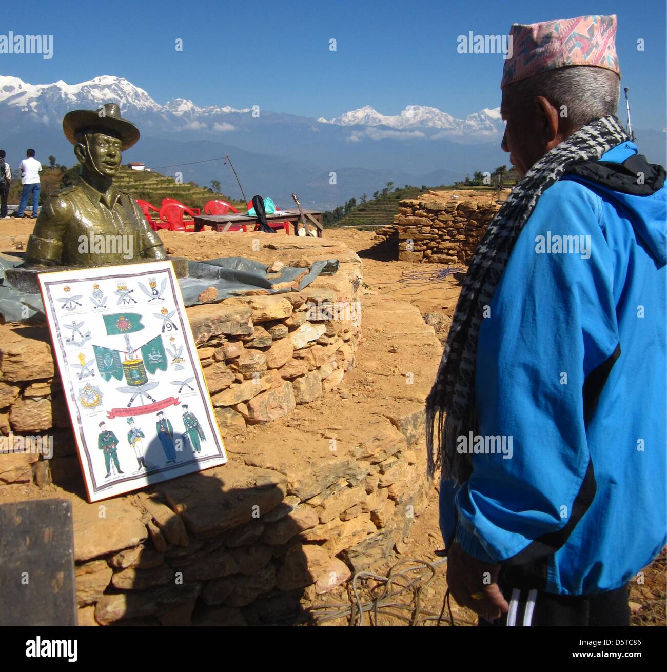 Un ex soldati Gurkha si erge davanti a un monumento ai soldati Gurkha in Syangja, Nepal, 20 novembre 2012. Dal 20 novembre, una tre-giorni di evento commemorativo è stato tenuto a ricordare la 60.000 Gurkhas hanno perso ther vive nell'esercito britannico. Foto: Pratibha Tuladhar Foto Stock