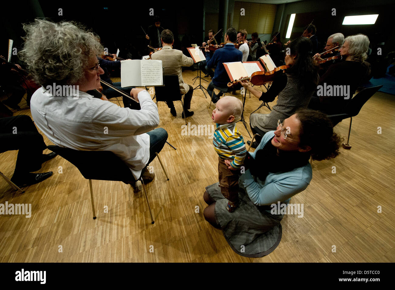 Susanne Zurmuehl (R-L) e suo figlio Johann sedersi sul palco prima di iniziare il cosiddetto baby concerto del Wuerttemberg Chamber Orchestra a Heilbronn, Germania, 21 novembre 2012. Il concerto di musica classica è stata eseguita per genitori con bambini piccoli. Foto: Marijan Murat Foto Stock