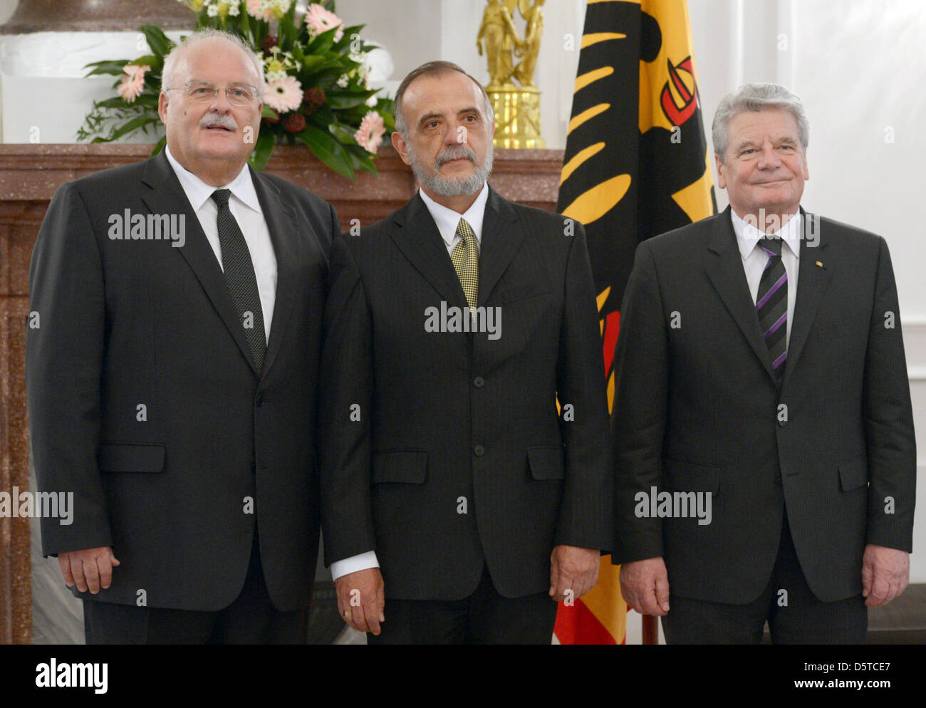 Il Presidente tedesco Joachim Gauck (R) riceve designato vincitore del premio per i Diritti Umani dei giudici tedeschi' Association 2012, Ivan Velasquez Gomez (C) e presidente della giuria tedesca' Association, Christoph Frank, presso il Palazzo Bellevue a Berlino, Germania, 21 novembre 2012. Il premio sarà assegnato il 23 novembre 2012 a Berlino. Foto: RAINER JENSEN Foto Stock