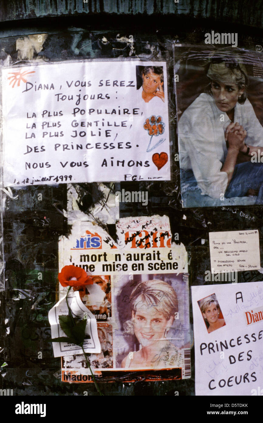 Messaggi commemorativi a Diana Princess of Wales in Place Diana vicino a Pont de l'Alma che è diventato un monumento non ufficiale a Diana situato nel 16 ° arrondissement di Parigi Francia Foto Stock