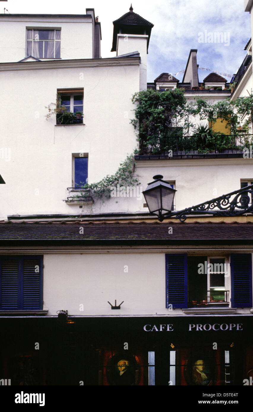 Facciata posteriore del Cafe Procope aperto nel 1686 dallo chef siciliano Procopio Cutò nel 6 ° arrondissement di Parigi Francia Foto Stock