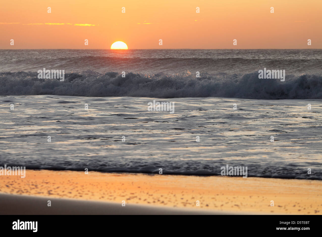 Tramonto a una spiaggia, Playa del Castillo, El Cotillo, Fuerteventura, Isole Canarie, Spagna Foto Stock