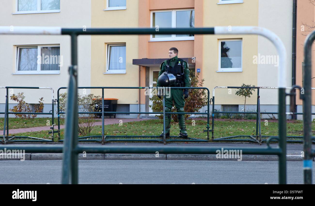 Un funzionario di polizia che assicura una strada a Trolli Arena prima del derby tra SpVgg Greuther Fürth e 1. FC Norimberga a Fürth, Germania, 24 novembre 2012. Foto: SVEN GRUNDMANN Foto Stock