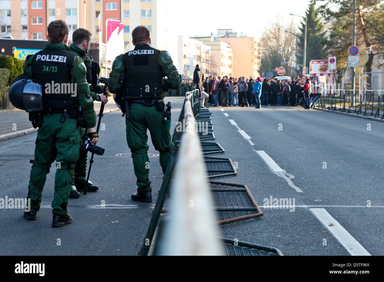 Poliziotti scortare gli appassionati di calcio per la Trolli Arena prima del derby tra SpVgg Greuther Fürth e 1. FC Norimberga a Fürth, Germania, 24 novembre 2012. Foto: SVEN GRUNDMANN Foto Stock