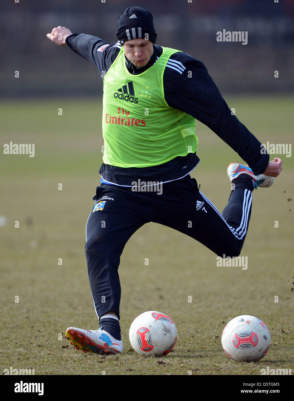 Di Amburgo Marcell Jansen calci la palla durante la Bundesliga calcio formazione di Amburgo SV sulla formazione di motivi il Imtech-Arena ad Amburgo, Germania, 09 aprile 2013. Foto: Axel Heimken Foto Stock