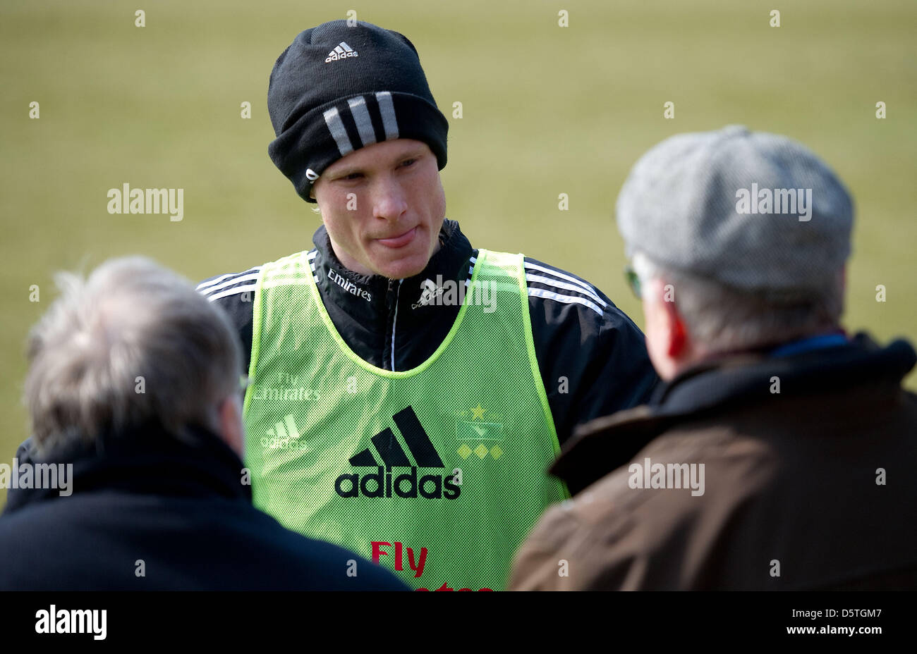 Di Amburgo Marcell Jansen parla ai tifosi dopo la Bundesliga calcio formazione di Amburgo SV sulla formazione di motivi il Imtech-Arena ad Amburgo, Germania, 09 aprile 2013. Foto: Axel Heimken Foto Stock