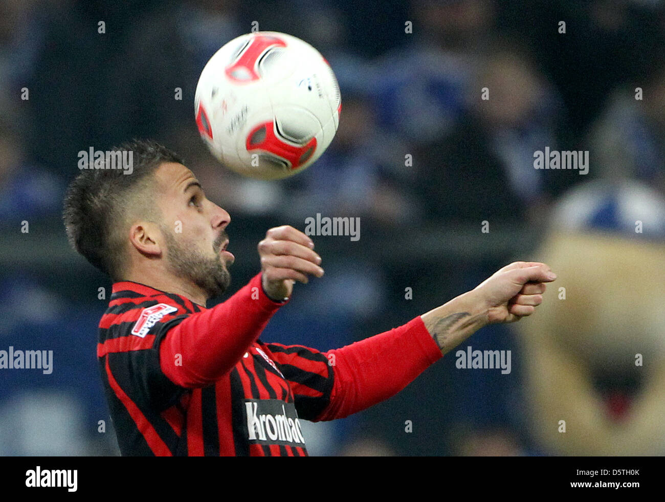 Francoforte è Beniamino Koehler gioca la palla durante la Bundesliga tedesca match tra FC Schalke 04 e Eintracht Francoforte presso VeltinsArena a Gelsenkirchen, Germania, 24 novembre 2012. Foto: FRISO GENTSCH Foto Stock