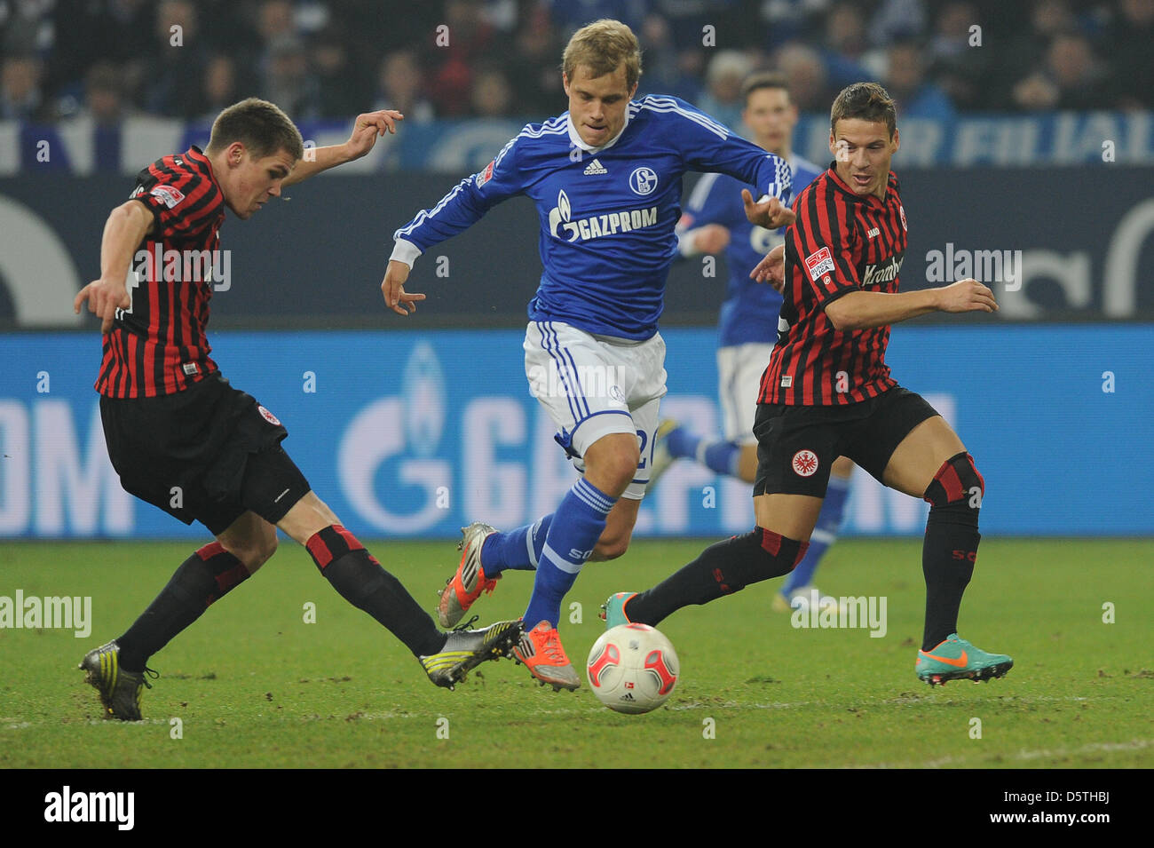 Schalke's Teemu Pukki (C) di Francoforte e di Stefano Celozzi (R) e Sebastian Jung (L) si contendono la palla durante la Bundesliga tedesca partita di calcio FC Schalke 04 vs Eintracht Francoforte alla Veltins Arena di Gelsenkirchen, Germania, 24 novembre 2012. La partita è finita 1:1. Foto: Frederic Scheidemann Foto Stock