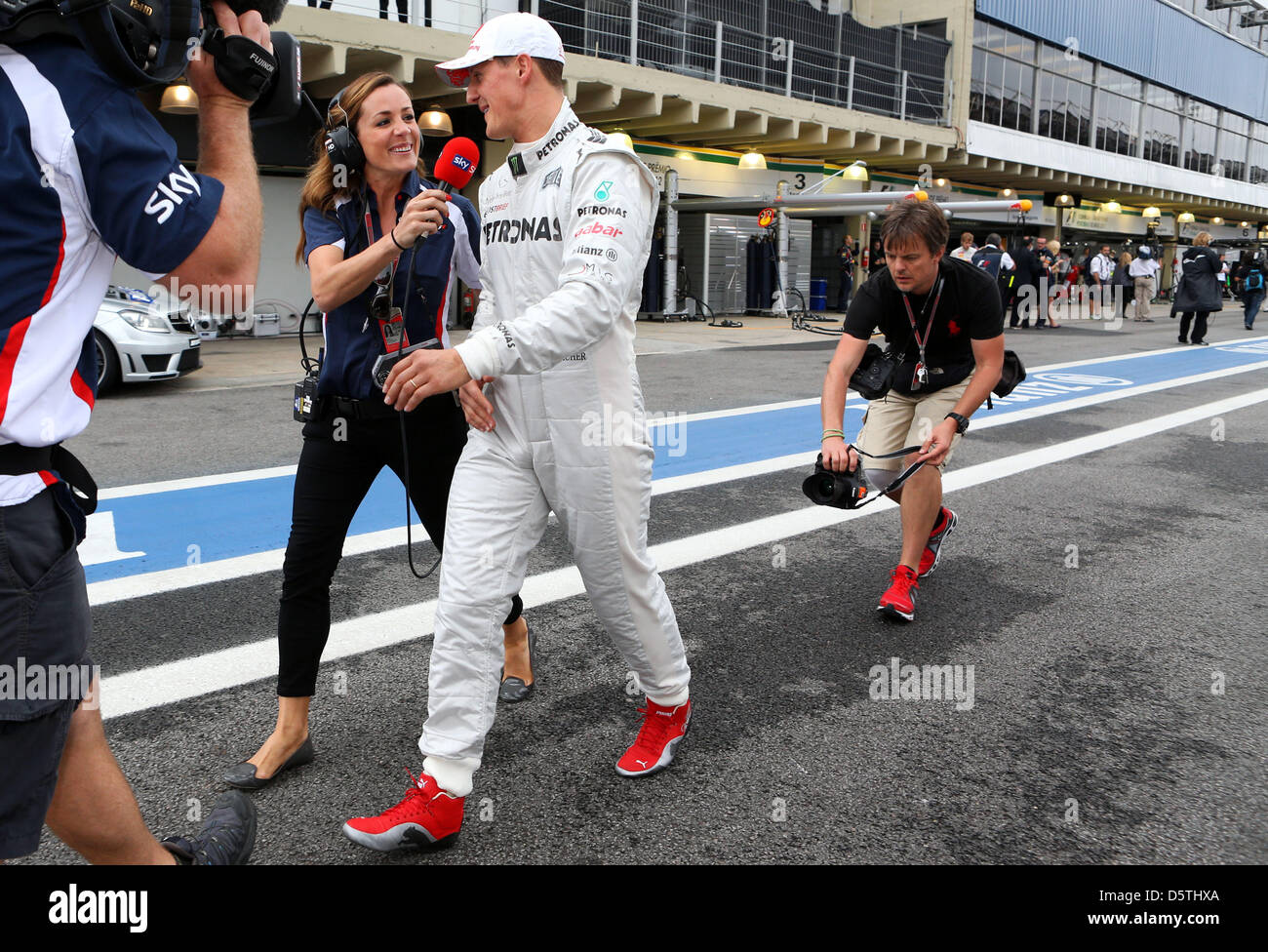 Il tedesco pilota di Formula Uno Michael Schumacher della Mercedes AMG visto nella griglia di partenza prima della partenza del Gran Premio di Formula Uno del Brasile in Autodromo Jose Carlos Pace in Sao Paulo, Brasile, 25 novembre 2012. Foto: Jens Buettner/dpa +++(c) dpa - Bildfunk+++ Foto Stock