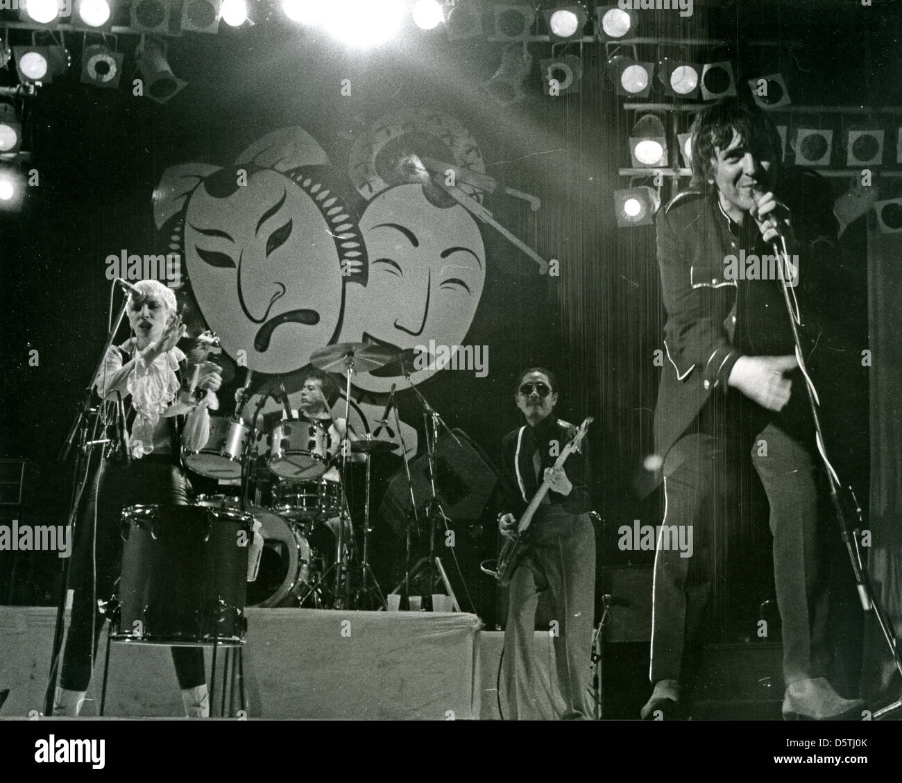 I turisti concerto finale dell'Ultima Risata Tour UK del gruppo rock nel febbraio 1980 con Peet Coombes a destra e Annie Lennox a sinistra Foto Stock