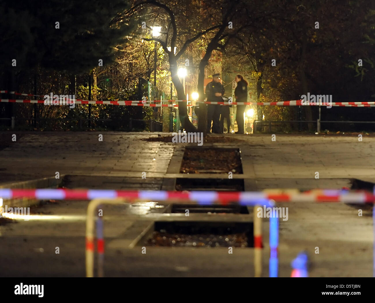 La polizia si trova presso il sito dove un accoltellato tra due giovani uomini a Goerlitzer park ha avuto luogo a Berlino, Germania, 25 novembre 2012. A diciannove anni ha perso il suo orecchio in lotta. Foto: Britta Pedersen Foto Stock