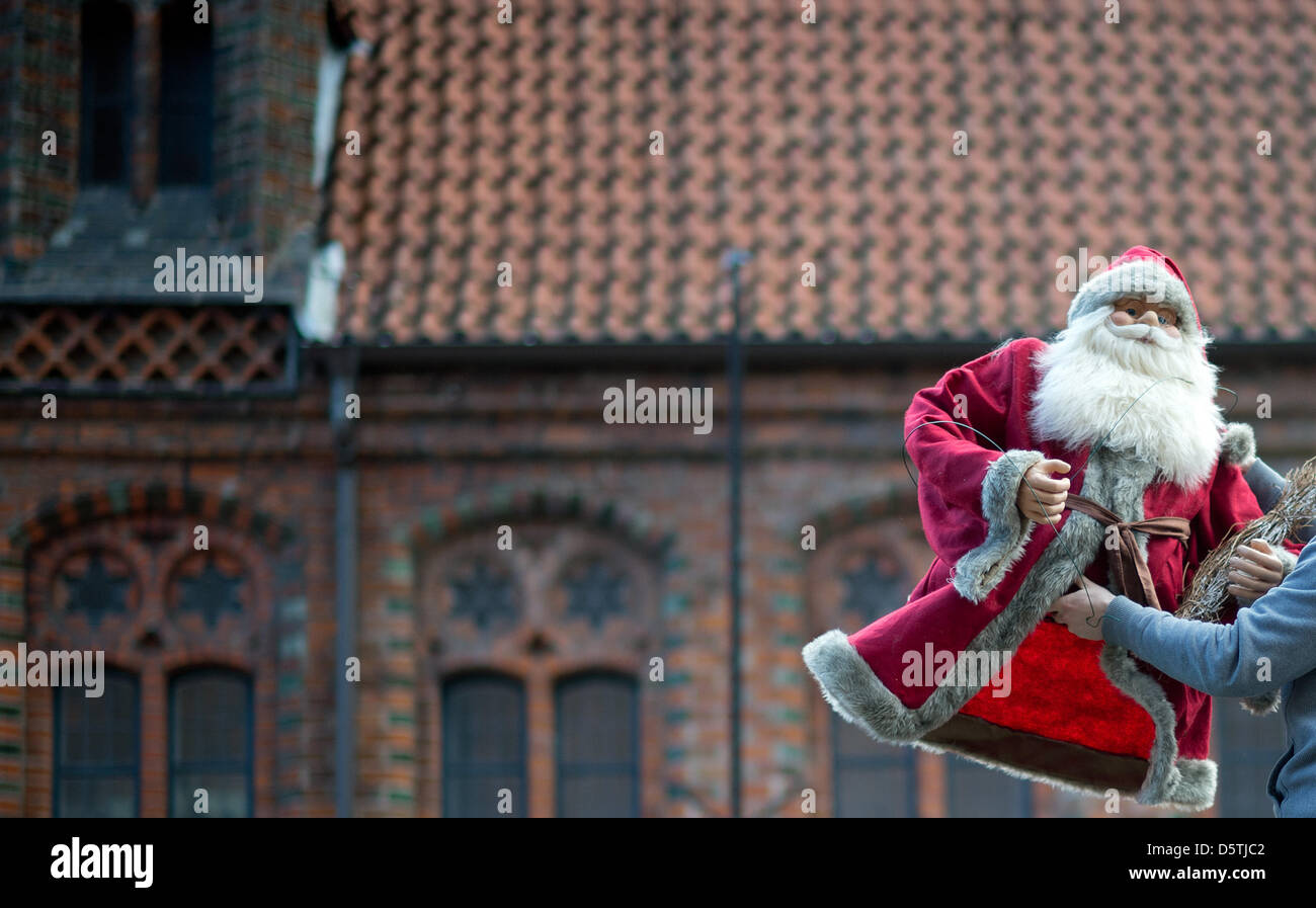 Venditori di mercato decorare una cabina con una santa figura al mercatino di natale di Hannover, Germania, 26 novembre 2012. Foto: Julian Statenschulte Foto Stock