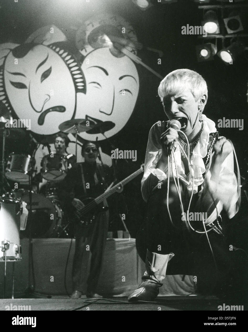 I TURISTI UK del gruppo rock.notte finale dell'Ultima Risata Tour Febbraio 1980 con Annie Lennox, Jim Toomey su tamburi e Eddie mento Foto Stock