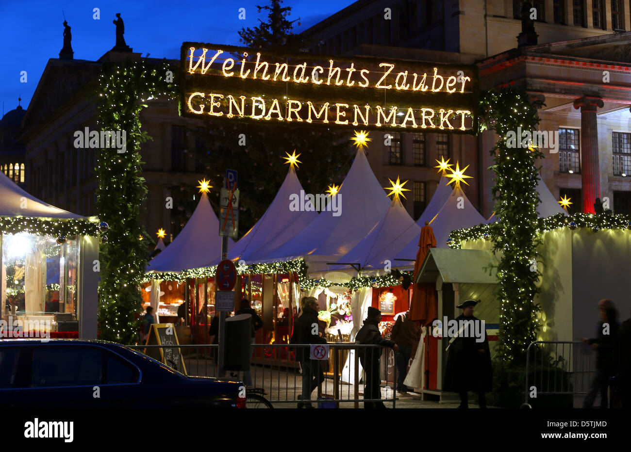 Il gendarme del mercato con il mercato di natale e illuminato la decorazione è raffigurato a Berlino, Germania, 26 novembre 2012. Foto: Wolfgang Kumm Foto Stock