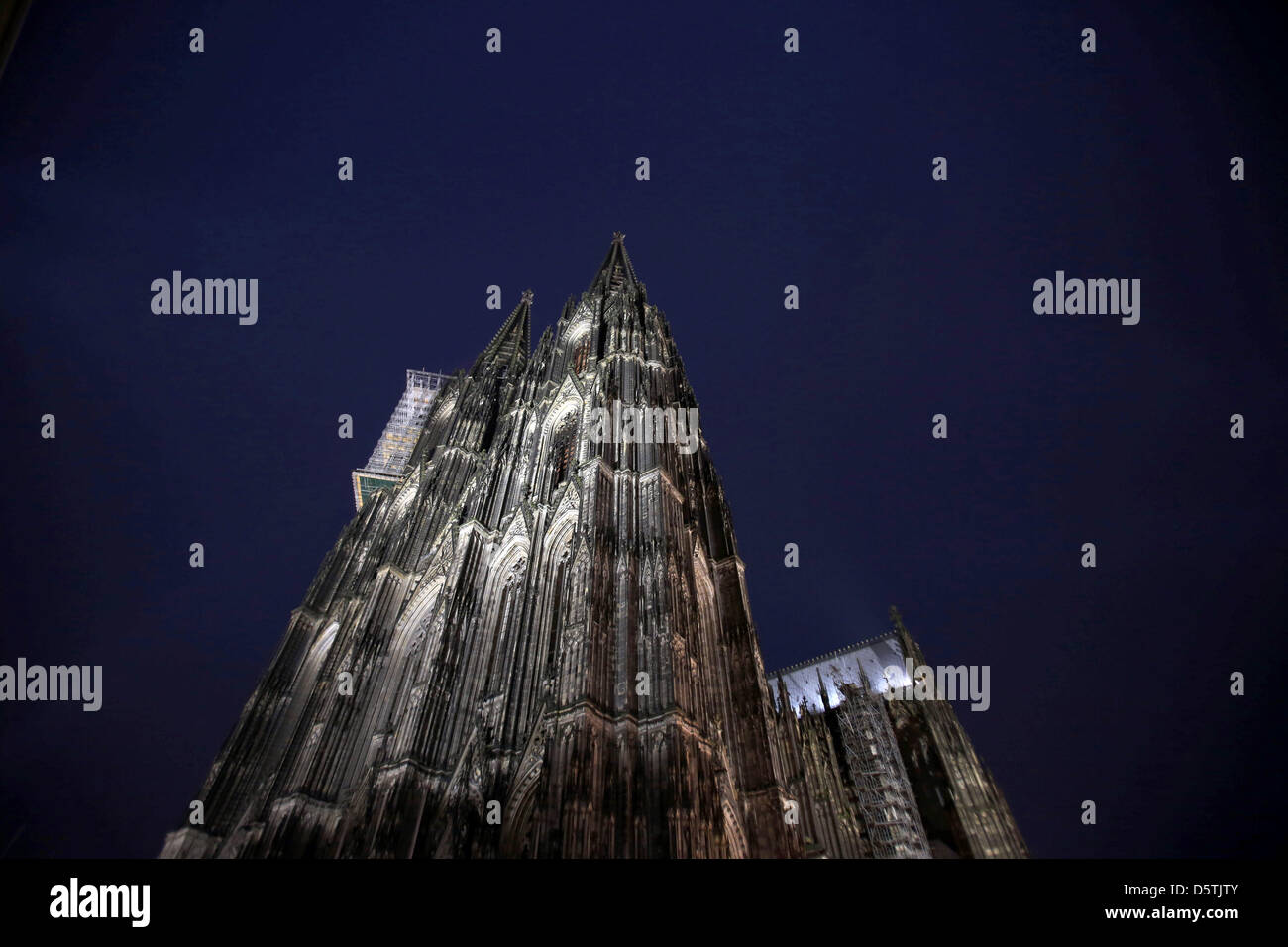 Le cabine sono illuminati prima la cupola sul mercato di Natale a Colonia, Germania, 26 novembre 2012. Foto: Oliver Berg Foto Stock