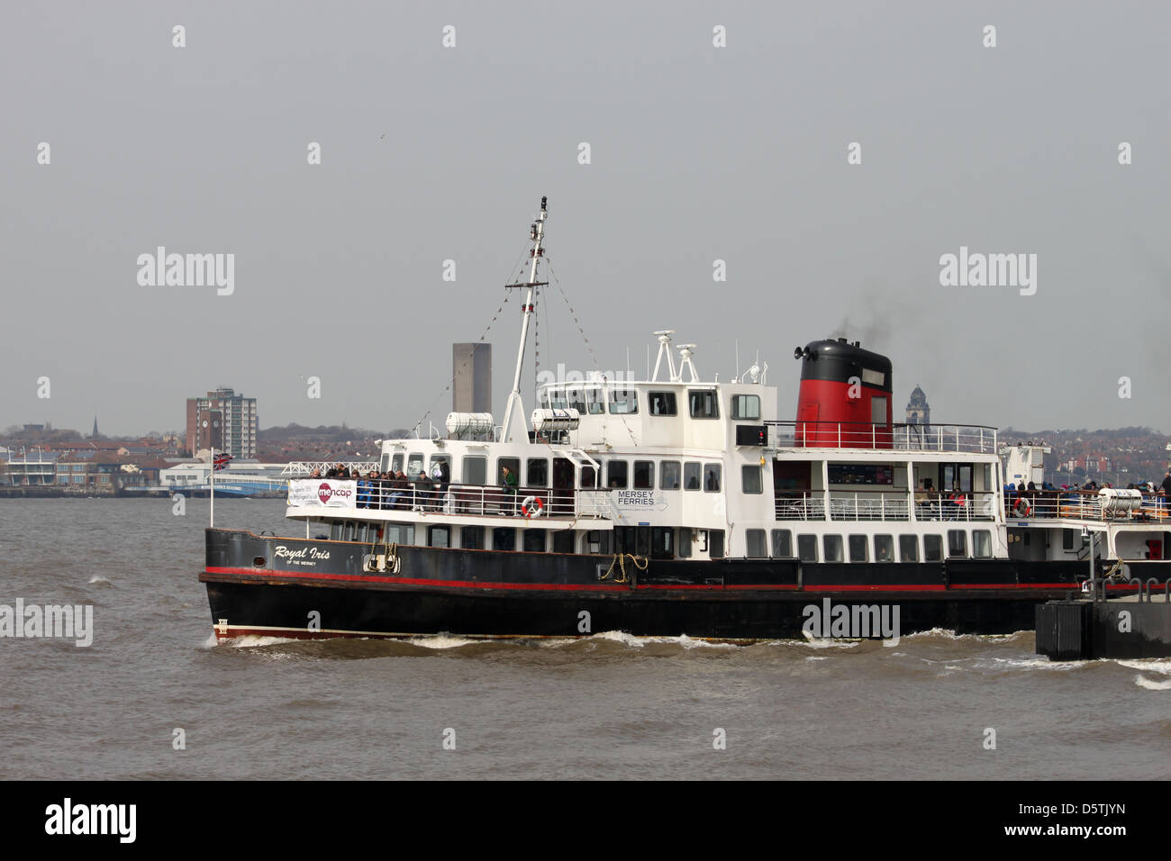 Mersey ferry boat Royal Impostazione Iris fuori dal Pier Head per una vela sul fiume Mersey in Liverpool. Foto Stock