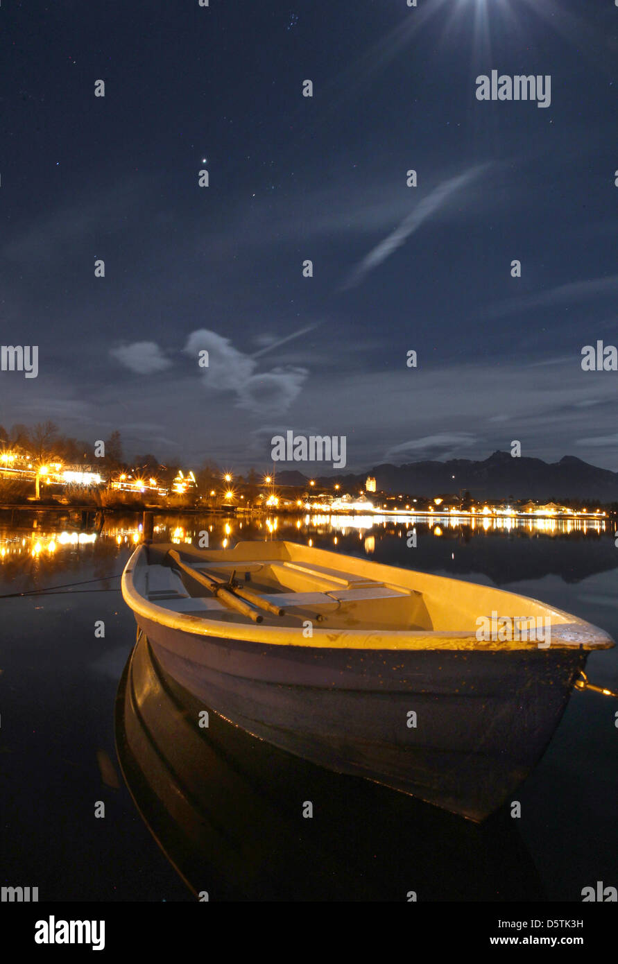 La luna piena illumina il cielo sopra il Lago Hopfensee in Hopfen, Germania, 26 novembre 2012. Foto: Karl-Josef Hildenbrand Foto Stock