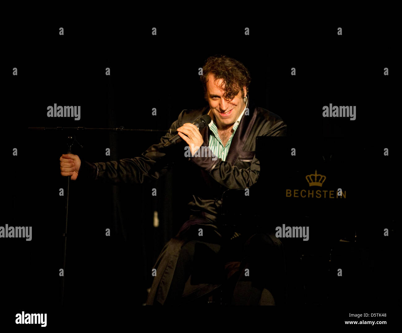 Pianista canadese freddoloso Gonzales esegue sul palco durante un concerto a Heimathafen a Berlino, 26 novembre 2012. Peperoncino Gonzales, nato Jason Charles Beck, è meglio conosciuto per il suo primo MC e electro album, ma egli è anche un pianista, produttore e cantautore. Foto: Alex Ehlers Foto Stock