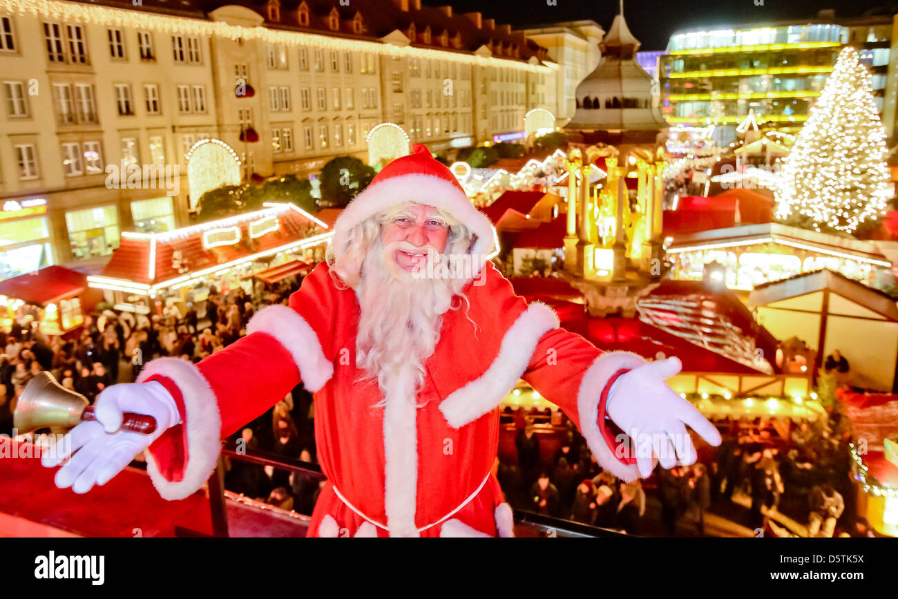 Le cabine sono illuminati al mercatino di Natale di Magdeburgo, Germania, 26 novembre 2012. Più di 135 cabine presentano le loro merci fino al 30 dicembre. Foto: ANDREAS LANDER Foto Stock