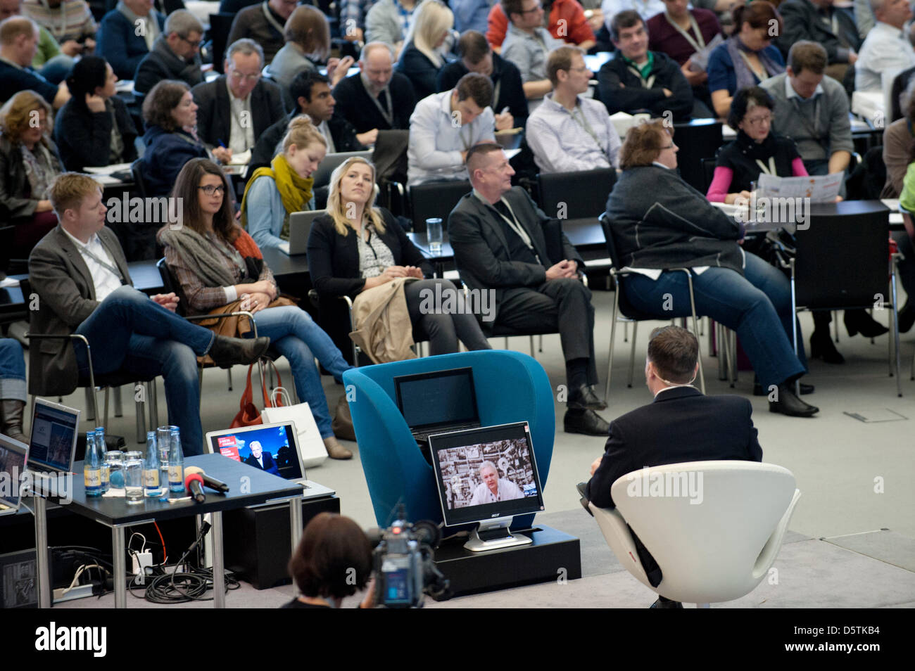 Il giornalista Richard Gutjahr (R) parla con il fondatore di Wikileaks Julian Assange via Skype alla conferenza internet "Convenzione Camp' di Hannover, Germania, 27 novembre 2012. Assange è stato collegato alla conferenze dall'ambasciata ecuadoriana a Londra dove è stato residente a partire dal giugno 2012. Foto: EMILY WABITSCH Foto Stock