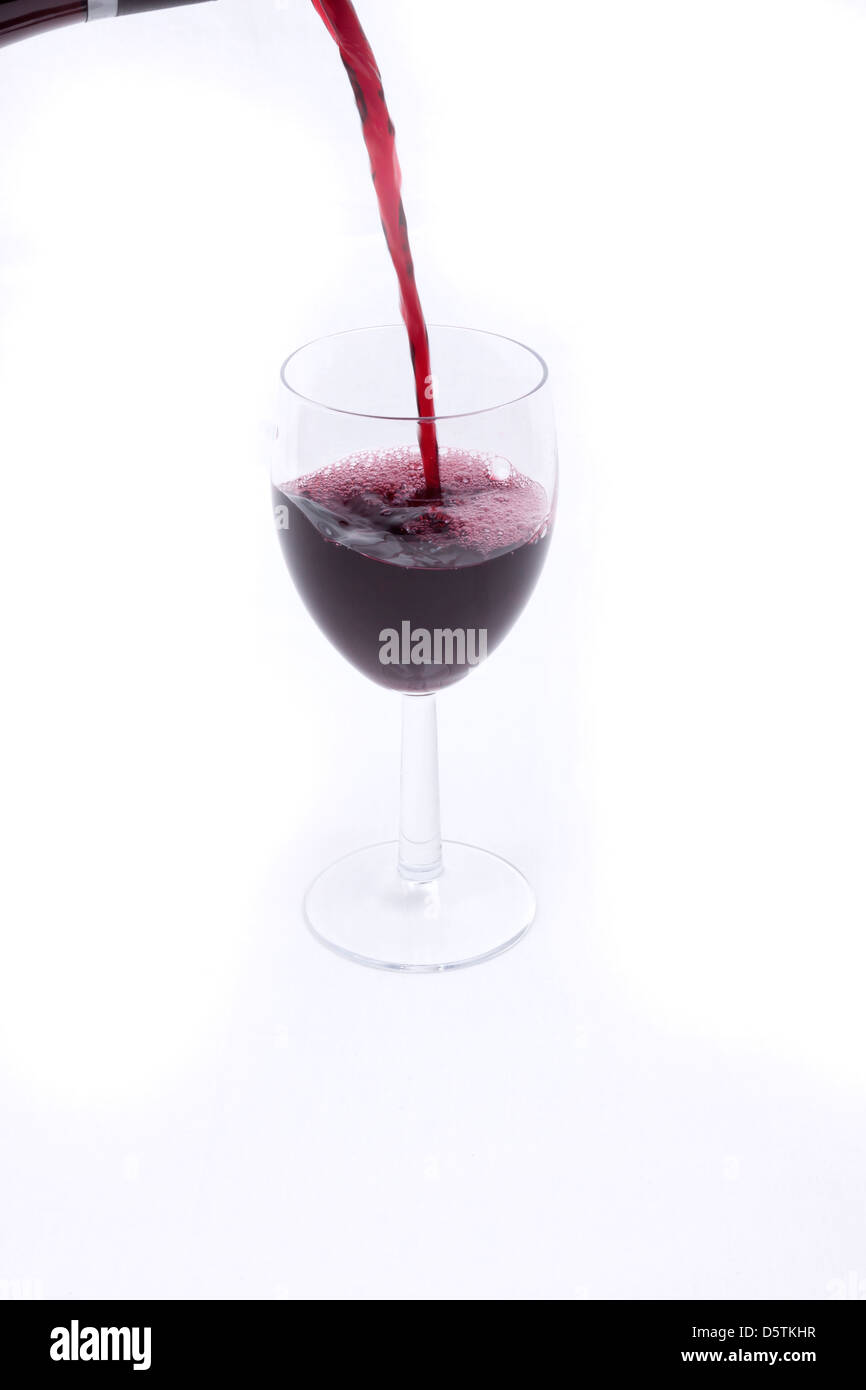 Un bicchiere di vino rosso isolato su sfondo bianco, Foto Stock