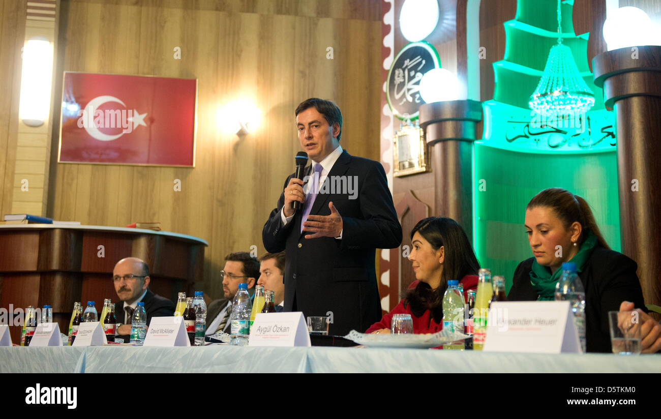 Premier della Bassa Sassonia David McAllister colloqui per la Ditib turco-islamica europea in Garbsen Hannover, Germania, 27 novembre 2012. Foto: JULIAN STRATENSCHULTE Foto Stock