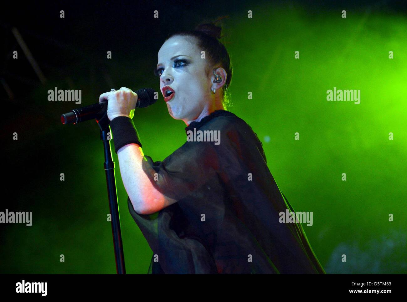 Il cantante Shirley Manson della rock band Garbage esegue a Huxleys Neuer Welt di Berlino, Germania, 27 novembre 2012. Foto: Britta Pedersen Foto Stock