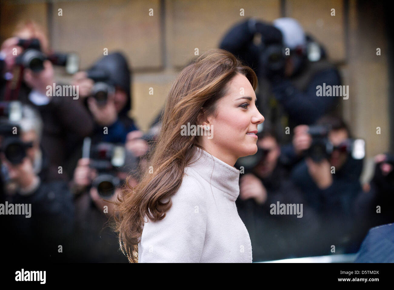 La Gran Bretagna è il principe William (non visibile) e Catherine, duchessa di Cambridge visitare Cambridge, Regno Unito, 28 novembre 2012. Foto: Patrick van Katwijk - PAESI BASSI FUORI Foto Stock