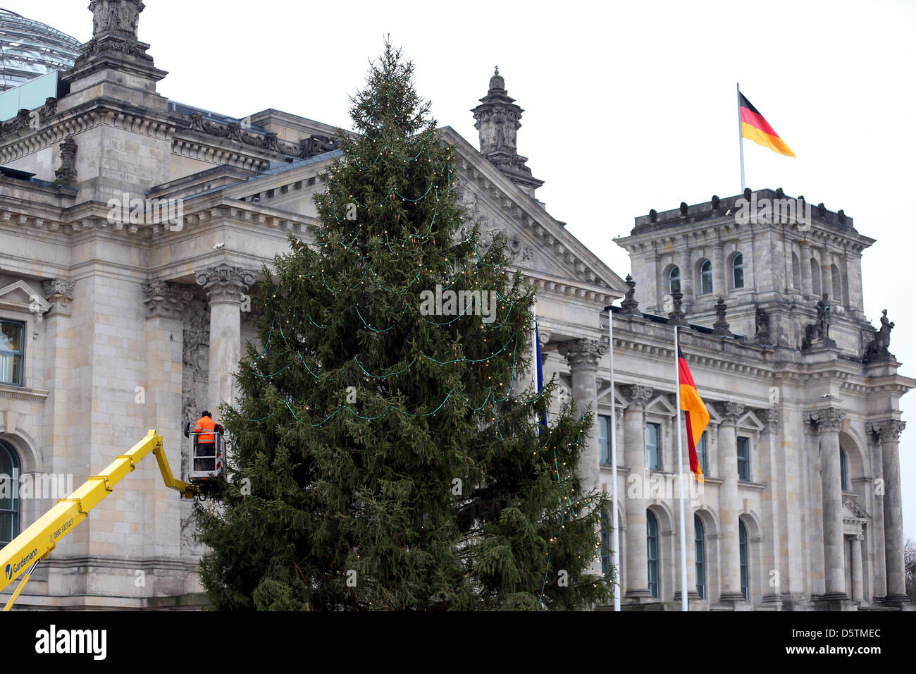 Catene di luci sono messi su un albero di Natale di fronte al Reichstag in pioggia e temperature di 7 gradi centigradi a Berlino, Germania, 28 novembre 2012. Foto: WOLFGANG KUMM Foto Stock