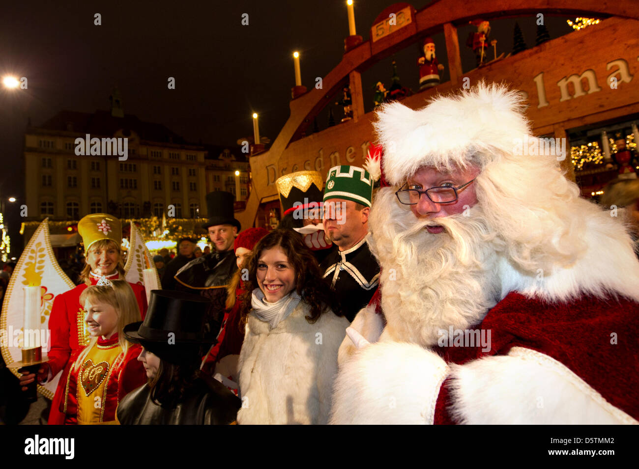 Babbo Natale e la sua corte aprire il 578th Striezelmarkt di Dresda, Germania, 28 novembre 2012. Il mercato di Natale continuerà fino al 24 dicembre 2012. Foto: ARNO BURGI Foto Stock