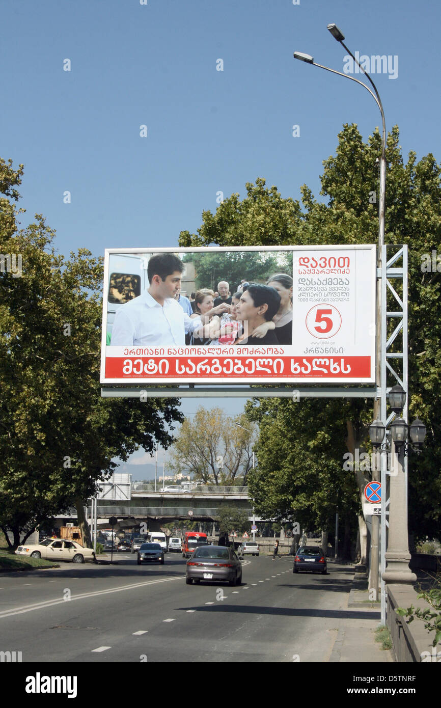 Una campagna di manifesti di Saakashvili partecipante viene messo fino a Tbilisi, Georgia, 17 settembre 2012. Foto: Ulf Ulf Mauder Foto Stock