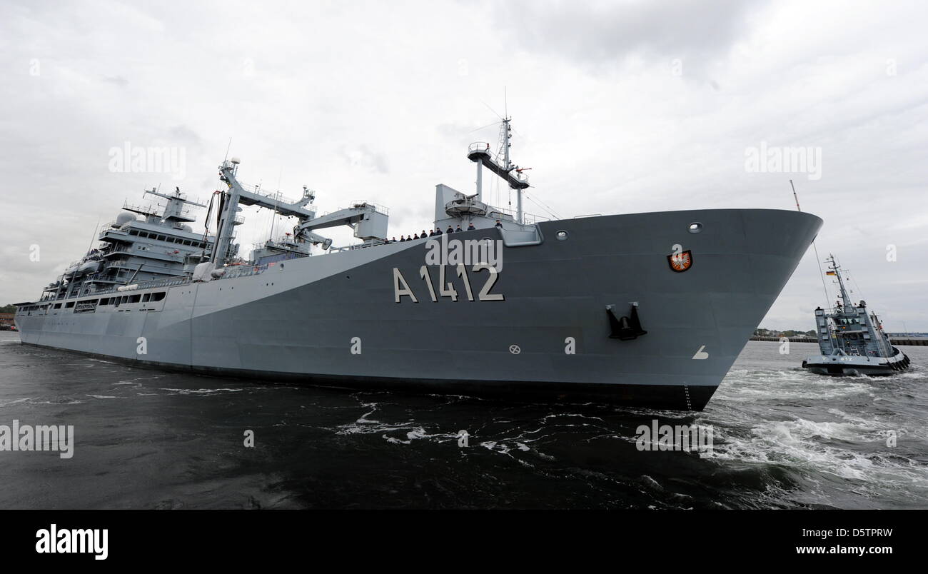 La più grande nave della marina militare tedesca, la truppa recipiente di alimentazione 'Frankfurt am Main', mette fuori al mare dalla sua casa porto di Kiel, Germania, 24 settembre 2012. I 174 metri di lunghezza della nave è trasferito a Wilhelmshaven dopo aver stazionato in Kiel fin dal 2002. Foto: Carsten Rehder Foto Stock