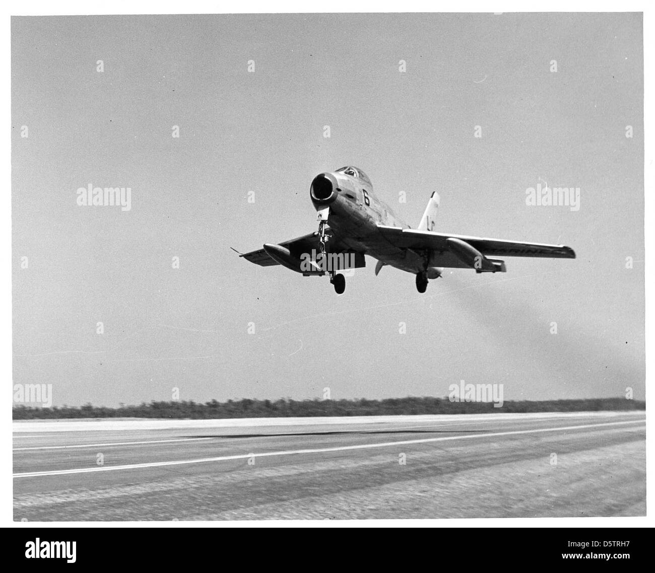 North American FJ-2 'furia' di Marine Fighter Squadron uno due due (VMF-122) "Candy rigatori', MCAS Cherry Point. Foto Stock