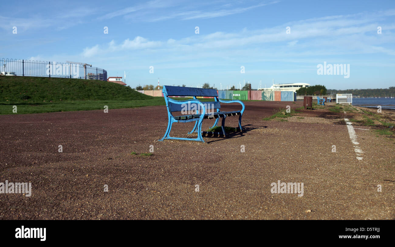 Vittoriana inglese oak park bench cielo estivo blu colorato Foto Stock