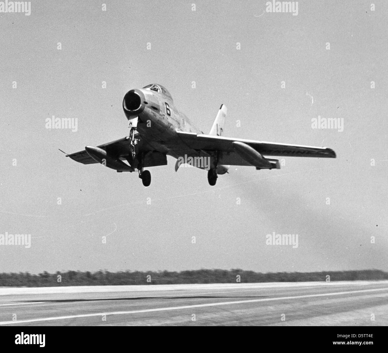 North American FJ-2 'furia' di Marine Fighter Squadron uno due due (VMF-122) "Candy rigatori', MCAS Cherry Point. Foto Stock