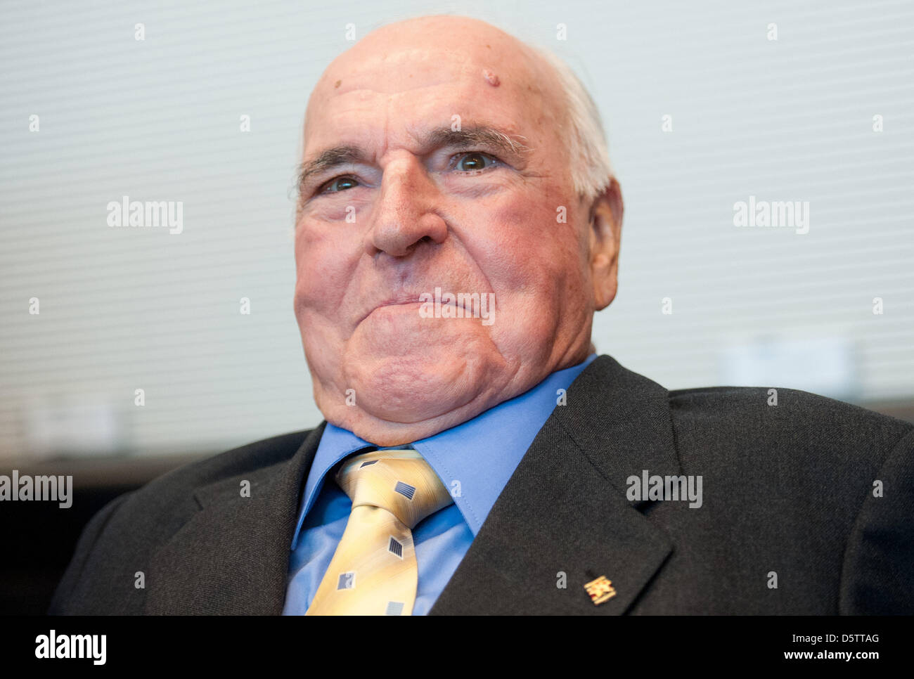 L'ex cancelliere tedesco Helmut Kohl (C) partecipa a una riunione della CDU/CSU gruppo parlamentare al Reichstag di Berlino, Germania, 25 settembre 2012. I democratici cristiani sono un omaggio al ex presidente CDU per i suoi 16 anni di servizio come cancelliere. Foto: MAURIZIO GAMBARINI Foto Stock