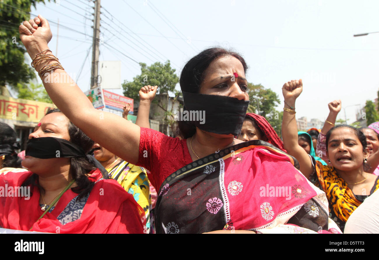 Dacca in Bangladesh. Il 9 aprile 2013. Una delle donne del Bangladesh indossa un nastro nero sul suo viso durante il rally di protesta nella capitale Dhaka, tenutasi durante lo sciopero chiamato dall'opposizione il Bangladesh National Party (BNP) e i suoi alleati il Martedì, come diverse organizzazioni di donne che hanno continuato la loro protesta contro Hefazat-e-Islam. Secondo le relazioni di giornali, Ekushey televisione reporter Nadia Giovanni e quattro giornalisti è venuto sotto attacco mentre copre i radicali islamici del gruppo rally svoltasi nella zona Motijhil di Dhaka il sabato. (Credito Immagine: © Monirul Alam/ZUMAPRESS.com/Alamy Live News) Foto Stock