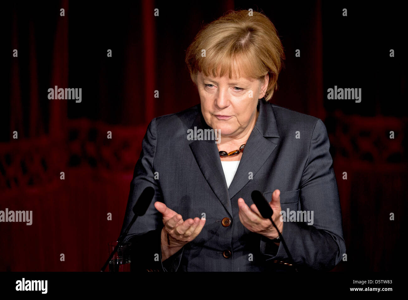 Il cancelliere tedesco Angela Merkel (CDU) parla nel corso di una cerimonia per il settantesimo compleanno del ministro tedesco delle finanze Wolfgang Schaeuble (CDU) presso il teatro tedesco a Berlino, Germania, 26 settembre 2012. La CDU/CSU Bundestag fazione Schaeuble festeggia il settantesimo compleanno con un matinée. Foto: Axel SCHMIDT Foto Stock