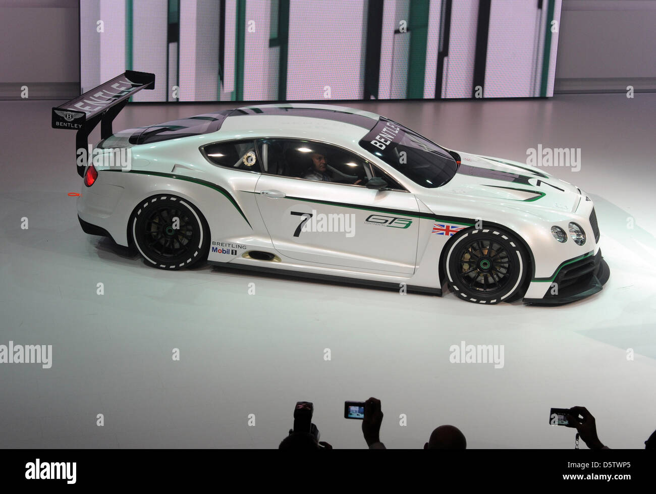 Prima del Motor Show di Parigi (Mondial de l'Automobile), il Bentley GT3 è sul display a un gruppo Volkswagen evento presso Halle Freyssinet a Parigi, Francia, 26 settembre 2012. Foto: Uli Deck Foto Stock