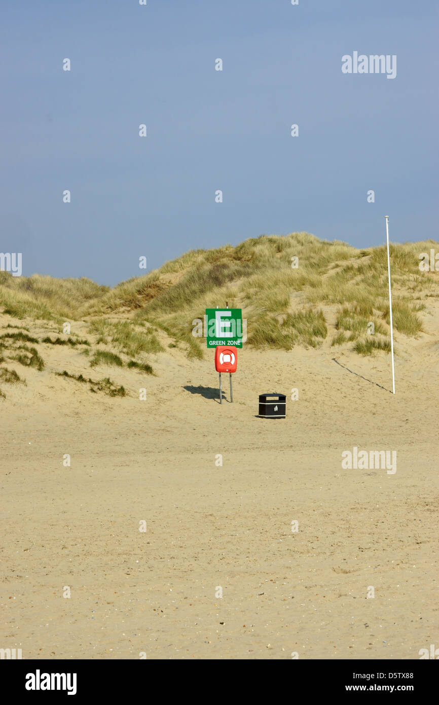 Popolare spiaggia affollata vuoto calda e rilassante giornata Foto Stock