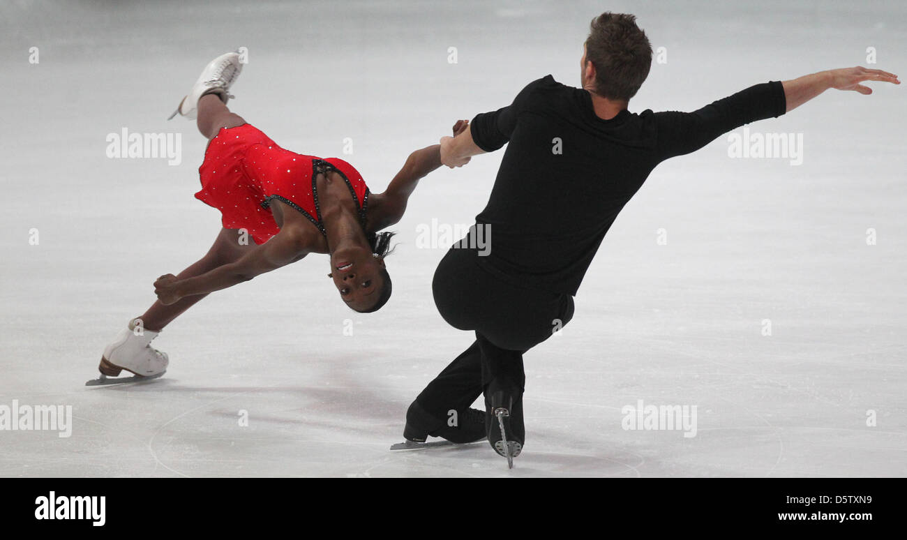 Vanessa James e Morgan Cipres dalla Francia la figura pattinare al 44th Nebelhorn Trophy a Oberstdorf in Germania, 27 settembre 2012. Foto: KARL-JOSEF HILDENBRAND Foto Stock