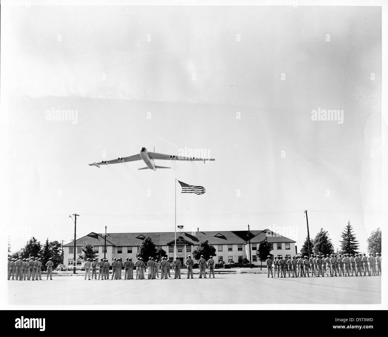 Boeing B-52 "tratofortress' fly oltre Fairchild AFB HQ. Foto Stock