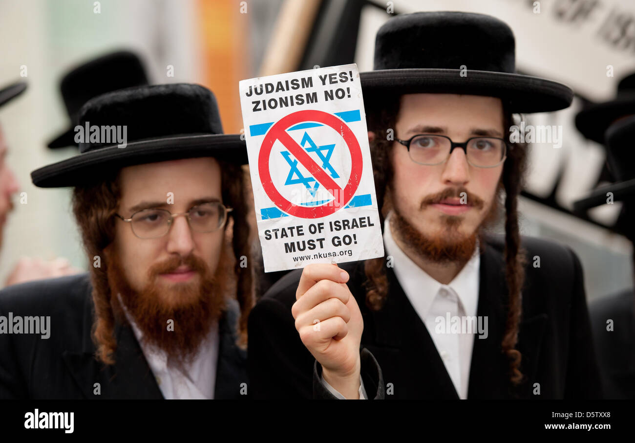 Gli Ebrei Ultra-Orthodox dimostrare contro Israele di fronte alla sede delle Nazioni Unite a New York, Stati Uniti d'America, 27 settembre 2012. Il primo ministro israeliano Netanyahu ha tenuto una parola alla 67esima Assemblea generale delle Nazioni Unite lo stesso giorno. Foto: Sven Hoppe Foto Stock