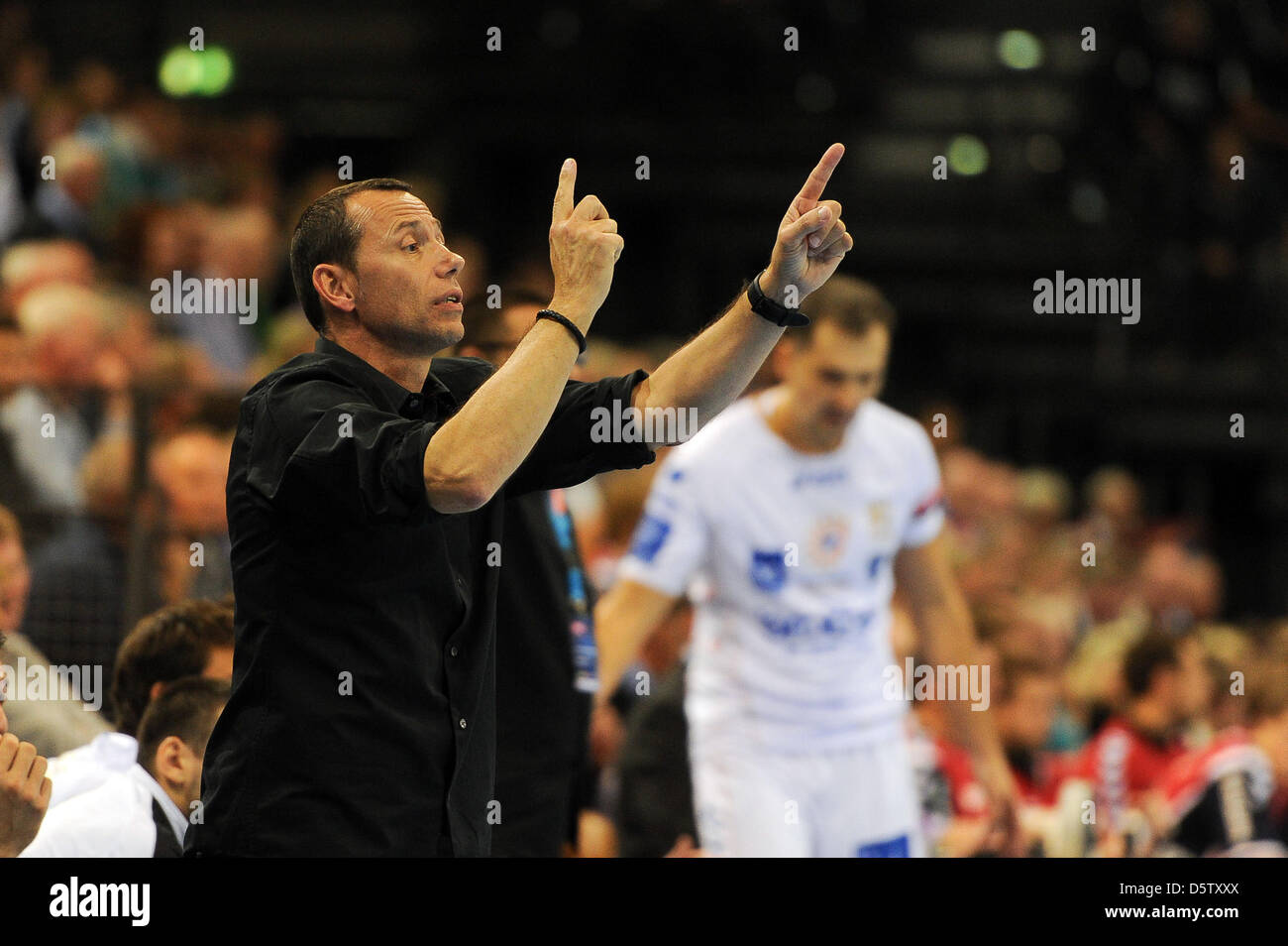 Flensburg's head coach Patrice Canayer gesti al marginale durante la pallamano Champions League match tra SG Flensburg-Handewitt e Montpellier AHB a Campushalle in Flensburg, Germania, 27 settembre 2012. Foto: Benjamin Nolte Foto Stock