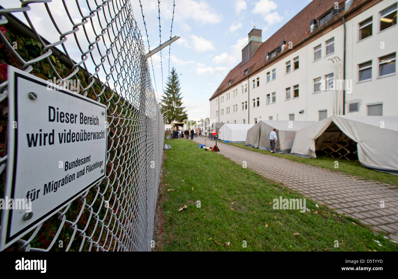 I dipendenti della bavarese la Croce Rossa mettere una tenda presso la centrale di punto di registrazione per i richiedenti asilo a Zirndorf, Germania, 28 settembre 2012. A causa di un più elevato numero di richiedenti asilo e rifugiati devono essere trasferiti a tende per il momento. Foto: DANIEL KARMANN Foto Stock